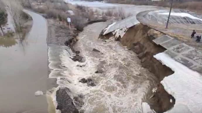 Россию продолжает затапливать: вода смыла несколько мостов и разрушила насыпную дамбу  
