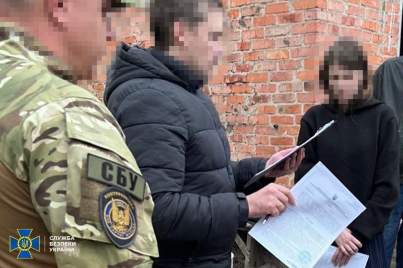 Шпигувала за понтонними переправами ЗСУ у Донецькій області: СБУ затримала російську агентку 2 Шпигувала за понтонними переправами ЗСУ у Донецькій області: СБУ затримала російську агентку