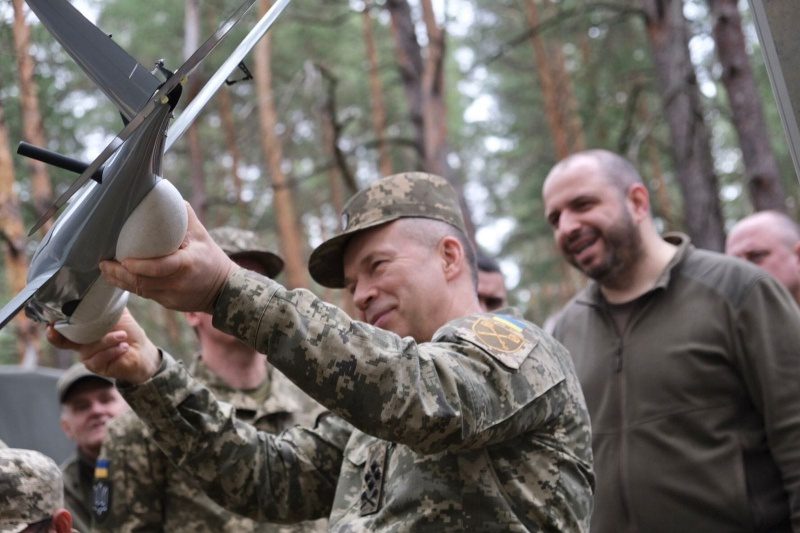Сирський та Умєров перевірили нову українську зброю (фото)