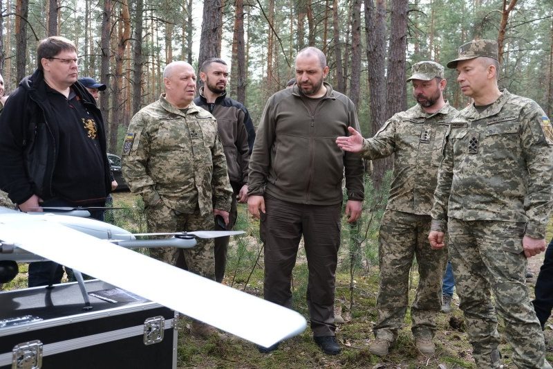 Сирський та Умєров перевірили нову українську зброю (фото)