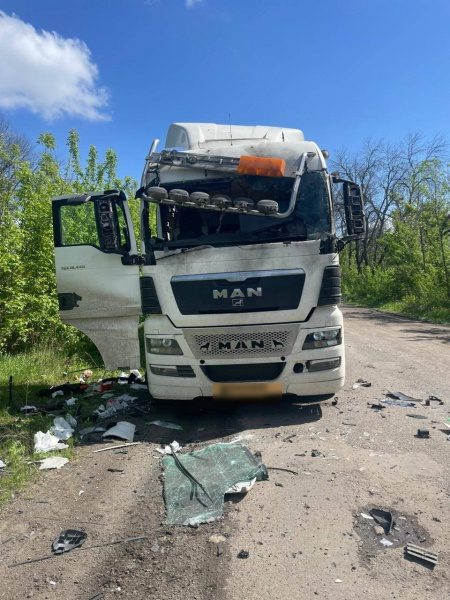 У Харківській області ворожий дрон влучив в авто 2 У Харківській області ворожий дрон влучив в авто