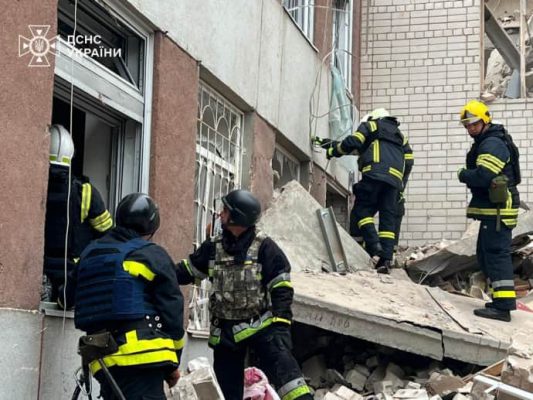 Удар россиян по Чернигову: погибших уже 10, еще более 20 человек ранены 2 Удар россиян по Чернигову: погибших уже 10, еще более 20 человек ранены