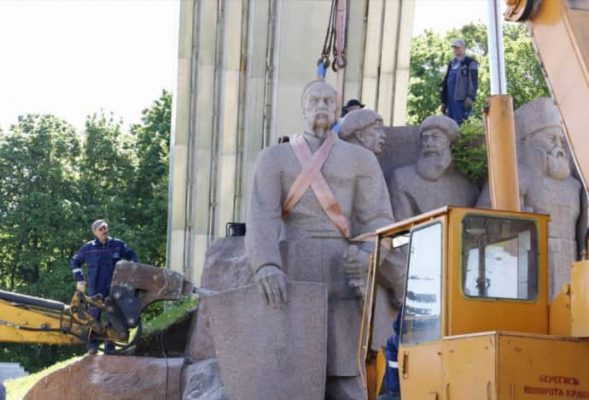В Киеве демонтируют памятник «Переяславская рада» под Аркой дружбы народов 5 В Киеве демонтируют памятник «Переяславская рада» под Аркой дружбы народов