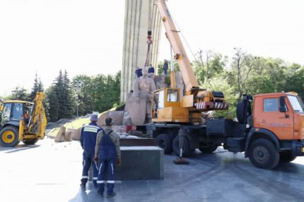 В Киеве демонтируют памятник «Переяславская рада» под Аркой дружбы народов 4 В Киеве демонтируют памятник «Переяславская рада» под Аркой дружбы народов