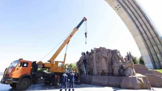 v kieve demontirujut pamjatnik perejaslavskaja rada pod arkoj druzhby narodov a0a360c scaled China Way