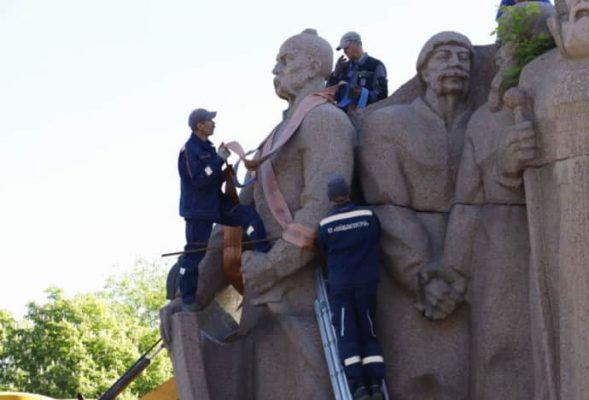 В Киеве демонтируют памятник «Переяславская рада» под Аркой дружбы народов 3 В Киеве демонтируют памятник «Переяславская рада» под Аркой дружбы народов