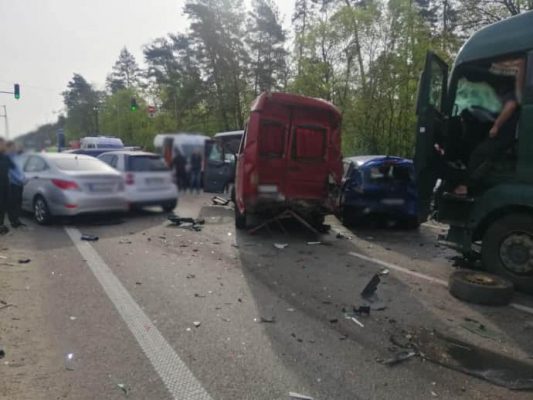 В Киеве масштабное ДТП с пострадавшими 2 В Киеве масштабное ДТП с пострадавшими