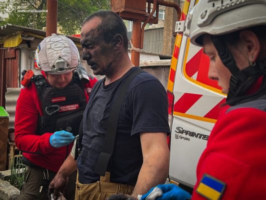 В Николаеве из-за неизвестной взрывчатки загорелись авто: пять спасателей пострадали 2 В Николаеве из-за неизвестной взрывчатки загорелись авто: пять спасателей пострадали