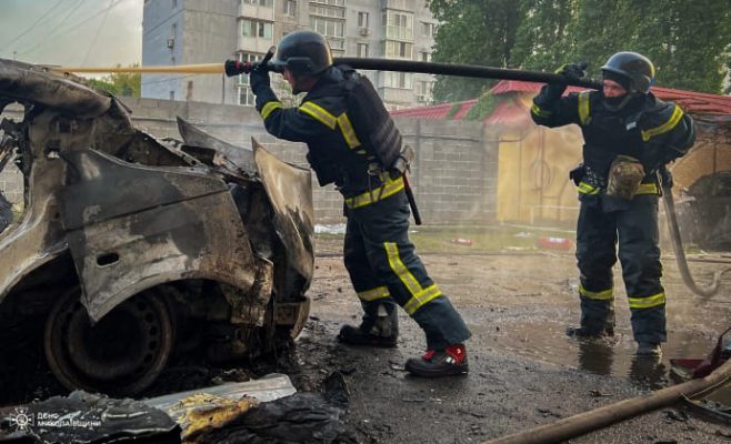 В Николаеве из-за неизвестной взрывчатки загорелись авто: пять спасателей пострадали 3 В Николаеве из-за неизвестной взрывчатки загорелись авто: пять спасателей пострадали