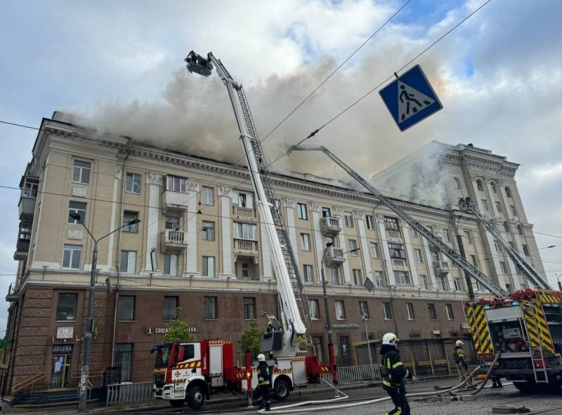 З'явилися фото наслідків ракетного удару по Дніпру 2 З'явилися фото наслідків ракетного удару по Дніпру