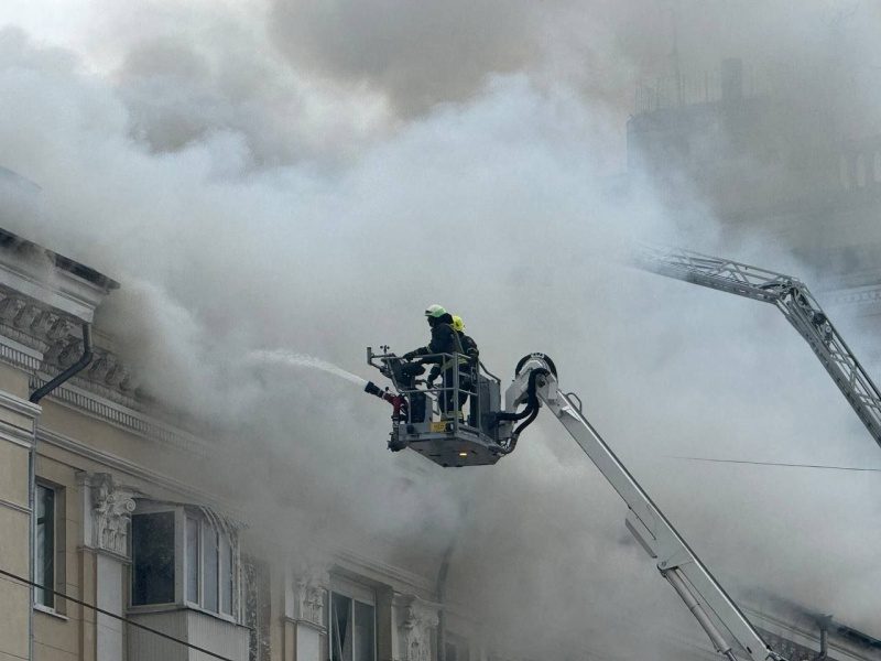 З'явилися фото наслідків ракетного удару по Дніпру 4 З'явилися фото наслідків ракетного удару по Дніпру