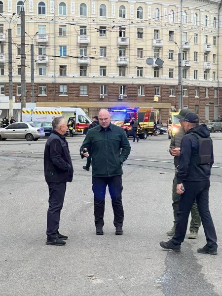 З'явилися фото наслідків ракетного удару по Дніпру 3 З'явилися фото наслідків ракетного удару по Дніпру