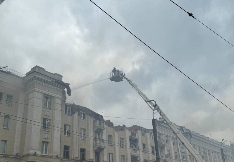 З'явилися фото наслідків ракетного удару по Дніпру 6 З'явилися фото наслідків ракетного удару по Дніпру