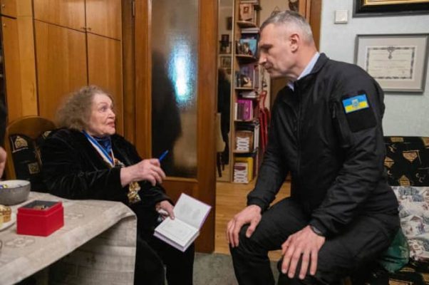Кличко наградил Залужного и Лину Костенко званием ''Почетный гражданин Киева'' 3 Кличко наградил Залужного и Лину Костенко званием ''Почетный гражданин Киева''