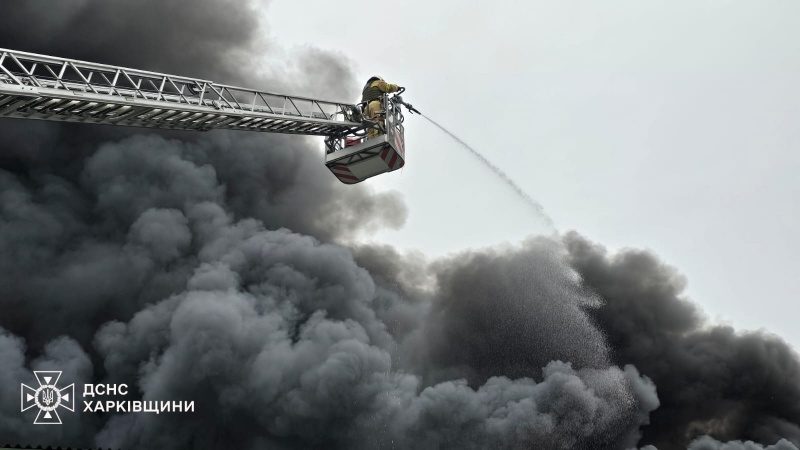 Обстріл Харкова: кількість поранених зросла, ДСНС показала фото ліквідації наслідків удару 2 Обстріл Харкова: кількість поранених зросла, ДСНС показала фото ліквідації наслідків удару