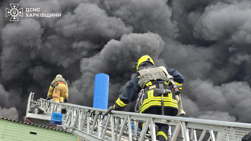 Обстріл Харкова: кількість поранених зросла, ДСНС показала фото ліквідації наслідків удару 5 Обстріл Харкова: кількість поранених зросла, ДСНС показала фото ліквідації наслідків удару