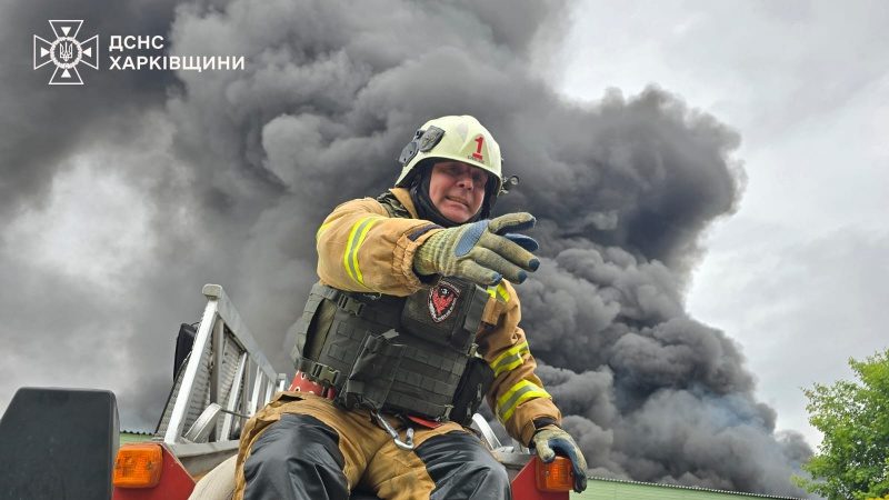 Обстріл Харкова: кількість поранених зросла, ДСНС показала фото ліквідації наслідків удару 4 Обстріл Харкова: кількість поранених зросла, ДСНС показала фото ліквідації наслідків удару