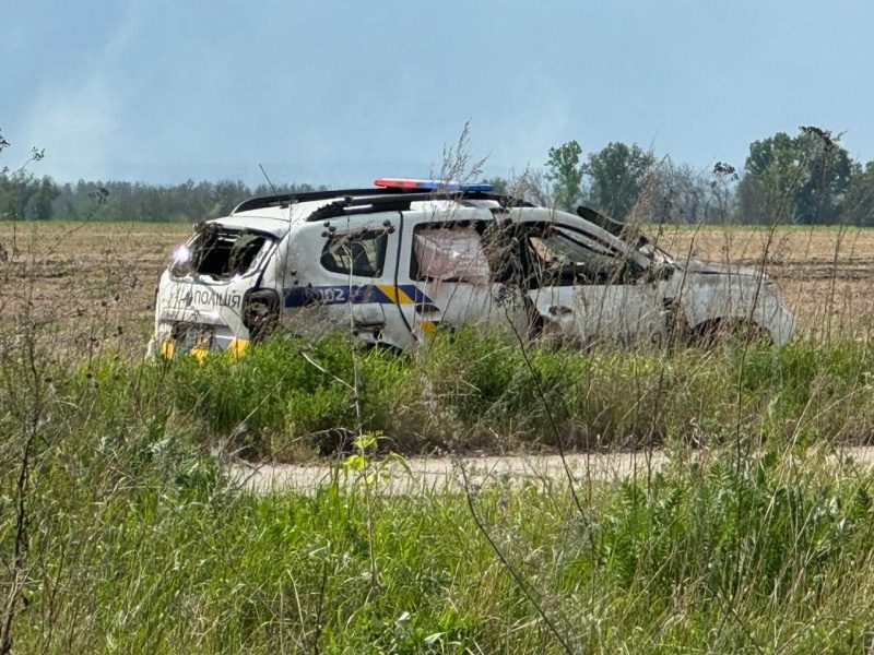 Росіяни обстріляли автомобіль поліції під час евакуації в Харківській області (фото)