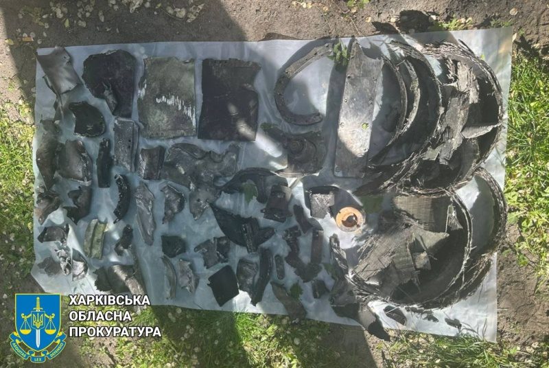 Росіяни ударили по Харкову трьома бомбами: з'явилися фото з місця обстрілу 2 Росіяни ударили по Харкову трьома бомбами: з'явилися фото з місця обстрілу