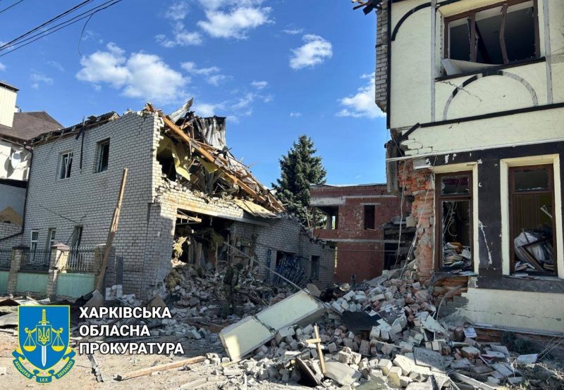 Росіяни ударили по Харкову трьома бомбами: з'явилися фото з місця обстрілу 3 Росіяни ударили по Харкову трьома бомбами: з'явилися фото з місця обстрілу