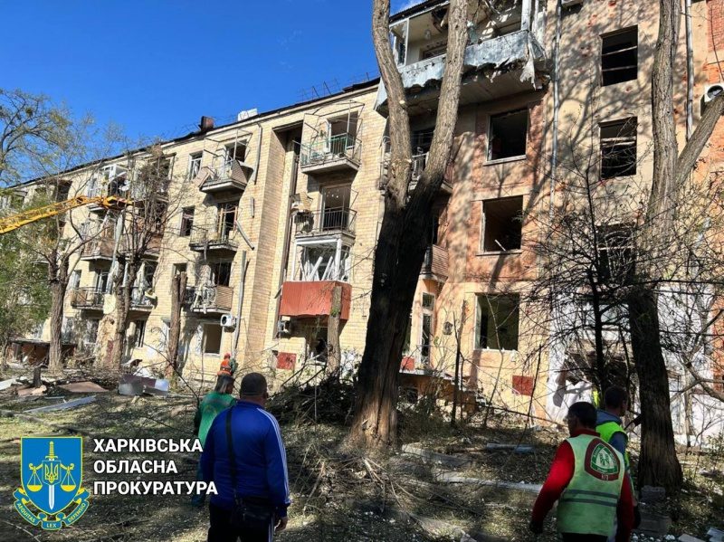 Росіяни ударили по Харкову трьома бомбами: з'явилися фото з місця обстрілу 7 Росіяни ударили по Харкову трьома бомбами: з'явилися фото з місця обстрілу