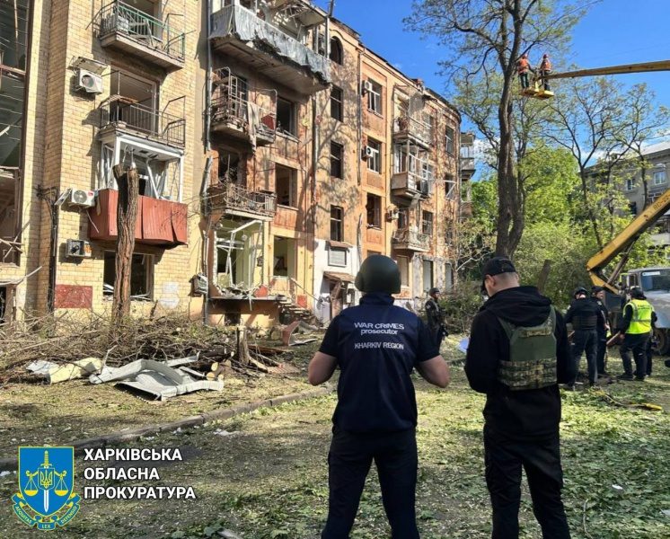 Росіяни ударили по Харкову трьома бомбами: з'явилися фото з місця обстрілу 4 Росіяни ударили по Харкову трьома бомбами: з'явилися фото з місця обстрілу