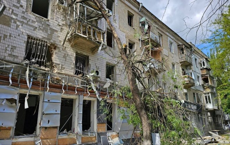Росіяни вдарили по центру Херсона, постраждало майже 20 осіб. ОВА показала відео наслідків 2 Росіяни вдарили по центру Херсона, постраждало майже 20 осіб. ОВА показала відео наслідків