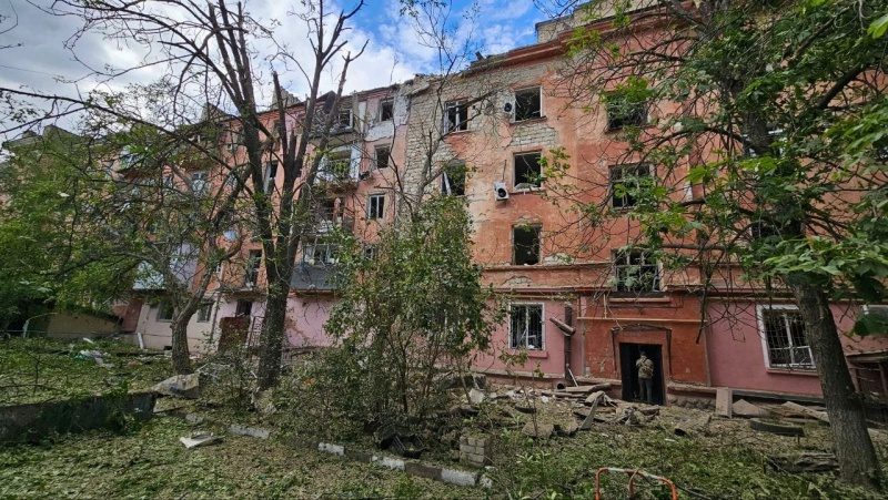 Росіяни вдарили по центру Херсона, постраждало майже 20 осіб. ОВА показала відео наслідків 4 Росіяни вдарили по центру Херсона, постраждало майже 20 осіб. ОВА показала відео наслідків