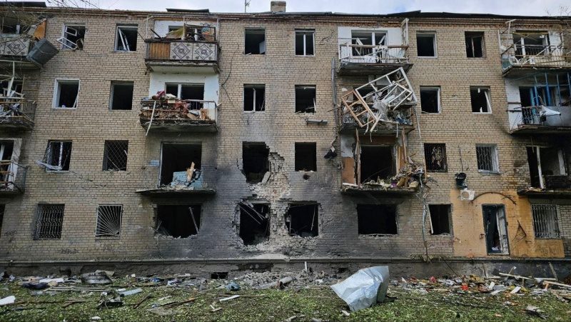Росіяни вдарили по центру Херсона, постраждало майже 20 осіб. ОВА показала відео наслідків 6 Росіяни вдарили по центру Херсона, постраждало майже 20 осіб. ОВА показала відео наслідків