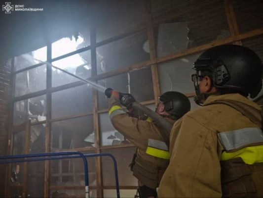 Россияне ударили дроном по магазину и фитнес-залу в Очакове: вспыхнул пожар 2 Россияне ударили дроном по магазину и фитнес-залу в Очакове: вспыхнул пожар