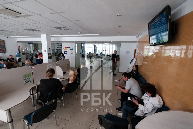 Що відбувається в ЦНАПах Києва після початку дії закону про мобілізацію: репортаж