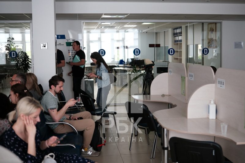Що відбувається в ЦНАПах Києва після початку дії закону про мобілізацію: репортаж