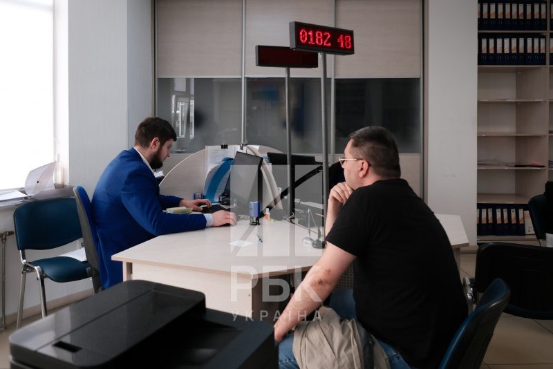 Що відбувається в ЦНАПах Києва після початку дії закону про мобілізацію: репортаж