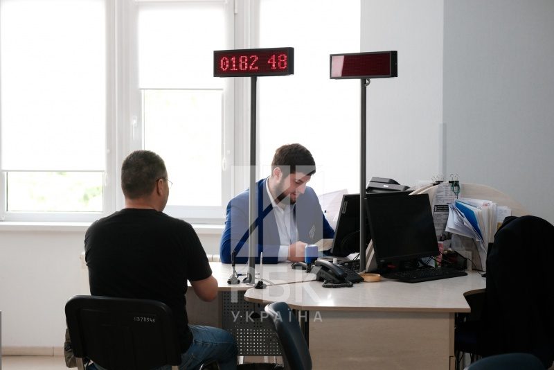 Що відбувається в ЦНАПах Києва після початку дії закону про мобілізацію: репортаж