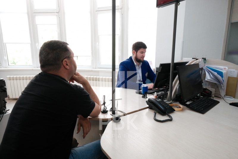 Що відбувається в ЦНАПах Києва після початку дії закону про мобілізацію: репортаж