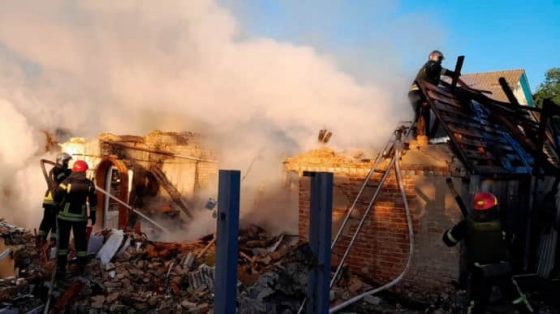 Спасатели показали последствия российской атаки на Киевщине: много разрушений 1 spasateli pokazali posledstvija rossijskoj ataki na kievshhine mnogo razrushenij 42f8ec9 scaled China Way