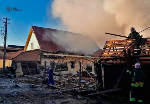 Спасатели показали последствия российской атаки на Киевщине: много разрушений 3 Спасатели показали последствия российской атаки на Киевщине: много разрушений