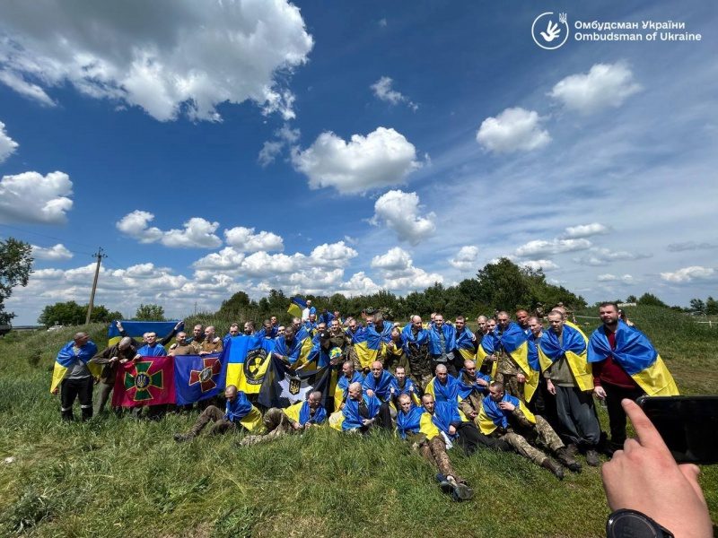 Україна повернула 71 захисника і чотирьох цивільних із полону РФ 9 Україна повернула 71 захисника і чотирьох цивільних із полону РФ