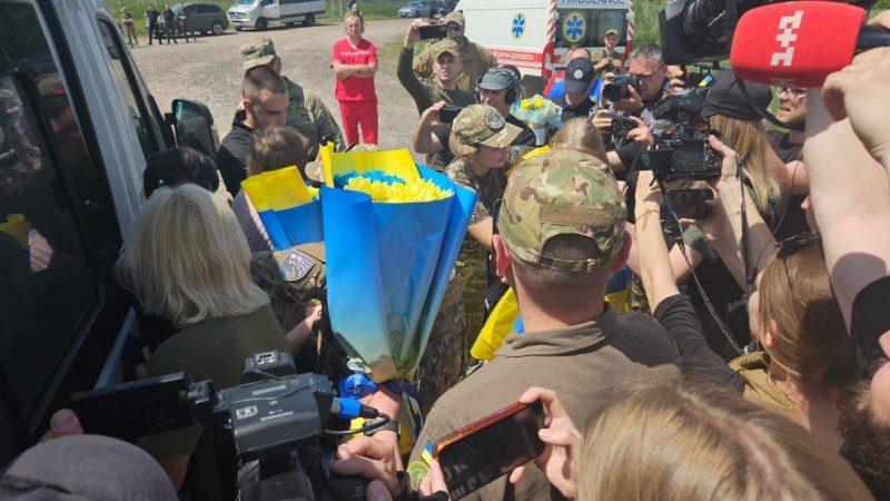 Україна повернула 71 захисника і чотирьох цивільних із полону РФ 2 Україна повернула 71 захисника і чотирьох цивільних із полону РФ