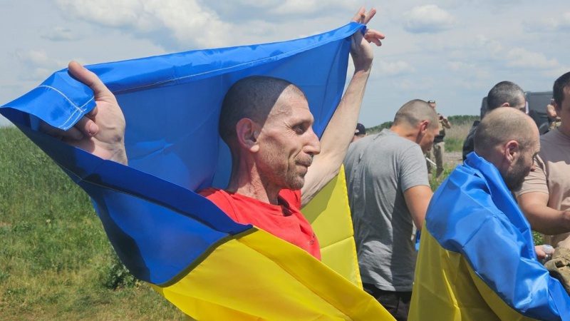 Україна повернула 71 захисника і чотирьох цивільних із полону РФ 3 Україна повернула 71 захисника і чотирьох цивільних із полону РФ
