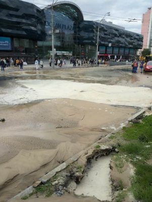 В Киеве на Лыбедской в очередной раз прорвало водопровод: дорогу затопило, движение затруднено  