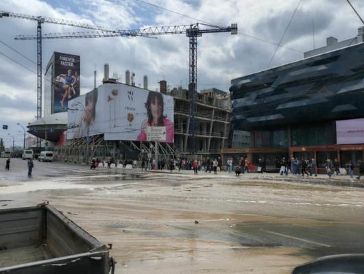 В Киеве на Лыбедской в очередной раз прорвало водопровод: дорогу затопило, движение затруднено  