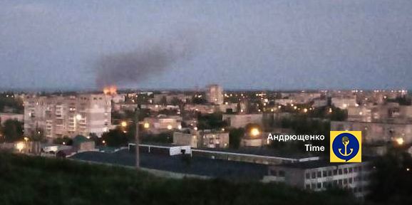 В окупованому Бердянську після вибуху спалахнула пожежа 3 В окупованому Бердянську після вибуху спалахнула пожежа