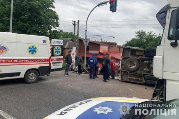 В Винницкой области столкнулись автобус и грузовик: 11 человек пострадали 2 В Винницкой области столкнулись автобус и грузовик: 11 человек пострадали
