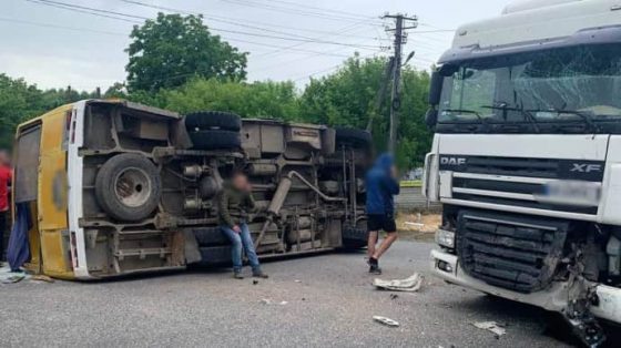 В Винницкой области столкнулись автобус и грузовик: 11 человек пострадали 1 v vinnickoj oblasti stolknulis avtobus i gruzovik 11 chelovek postradali d19e7a5 scaled China Way