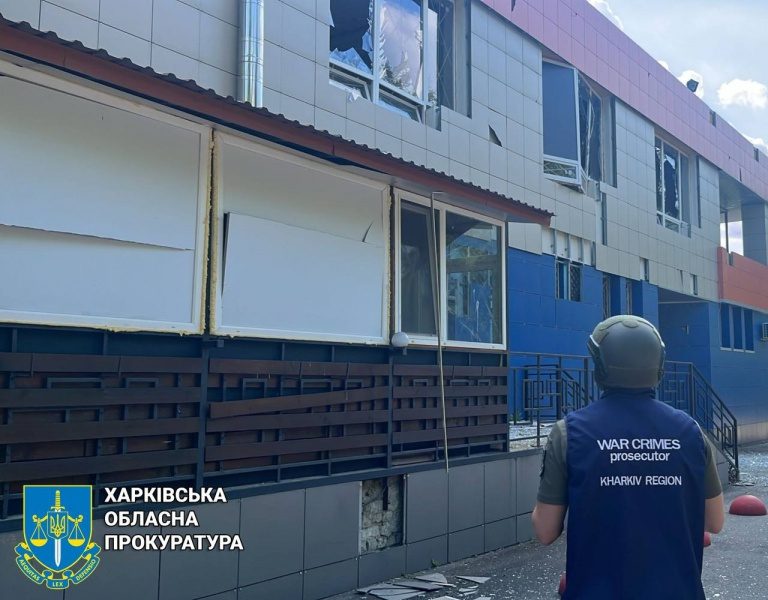Від обстрілу Харкова постраждали дві жінки: з'явилися фото наслідків 2 Від обстрілу Харкова постраждали дві жінки: з'явилися фото наслідків