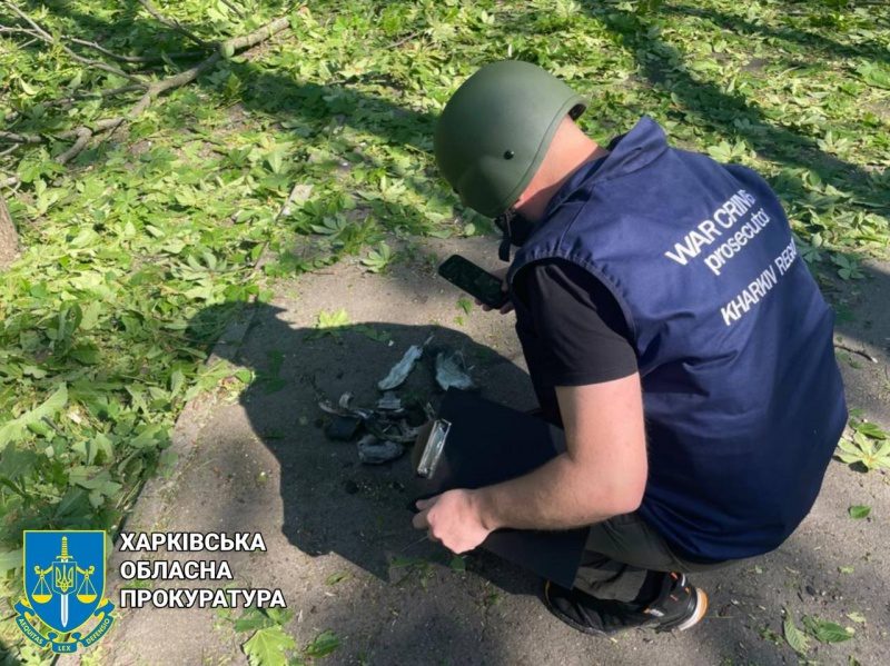 Від обстрілу Харкова постраждали дві жінки: з'явилися фото наслідків 5 Від обстрілу Харкова постраждали дві жінки: з'явилися фото наслідків