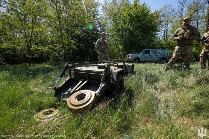 ЗСУ провели випробування наземних дронів. Що про них відомо (фото) 4 ЗСУ провели випробування наземних дронів. Що про них відомо (фото)