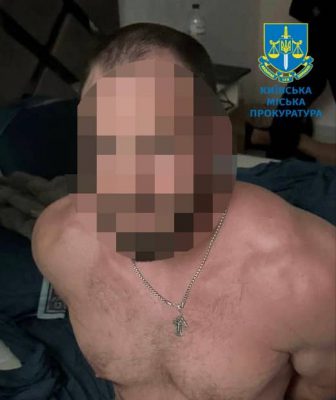 Брызнули женщине в лицо слезоточивым газом и отобрали 3 млн грн: полицейские Киева задержали нападавших 2 Брызнули женщине в лицо слезоточивым газом и отобрали 3 млн грн: полицейские Киева задержали нападавших