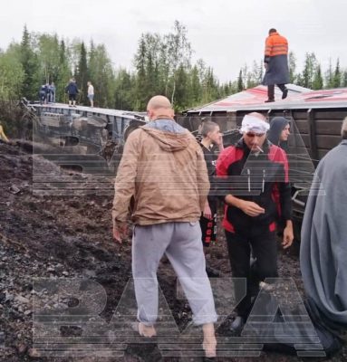 Девять вагонов пассажирского поезда сошли с рельсов в России 